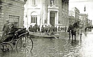 Los arroyos invisibles bajo el suelo de Mar del Plata, una historia que pudo cambiar nuestro paisaje urbano 13 calle San Martin y CordobaBanco Provincia. ano 1916. Desborde arroyo Las Chacras. Lic. Angel Somma