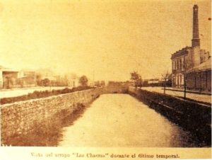 Los arroyos invisibles bajo el suelo de Mar del Plata, una historia que pudo cambiar nuestro paisaje urbano 15 Vista sobre el arroyo Las Chacras despues del ultimo temporal. 1922