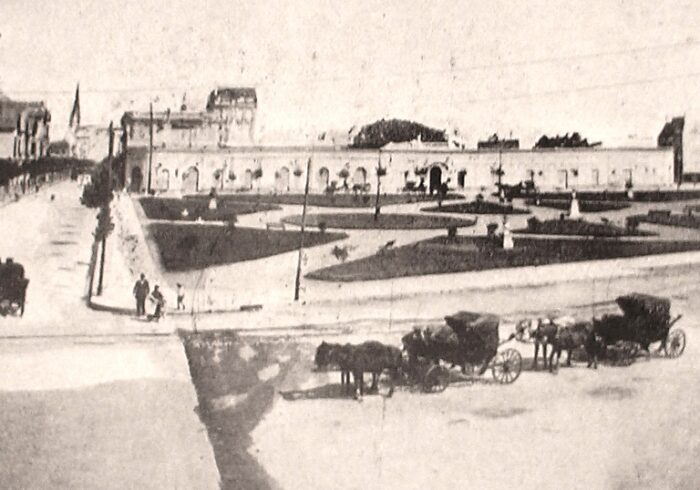 Un Paseo por la Historia: Los Peláez en la Rambla de Mar del Plata - 1924 9 5569 Plaza Mesquita y Grand Hotel. Actualmente Buenos Aires entre San Martin y Luro. Lucio Strap