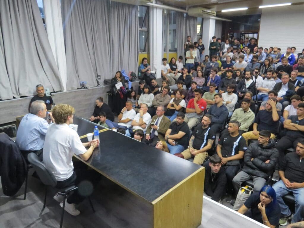 «La reindustrialización es el camino para que Argentina lidere en el mundo» 5 IMG 20250425 WA0040