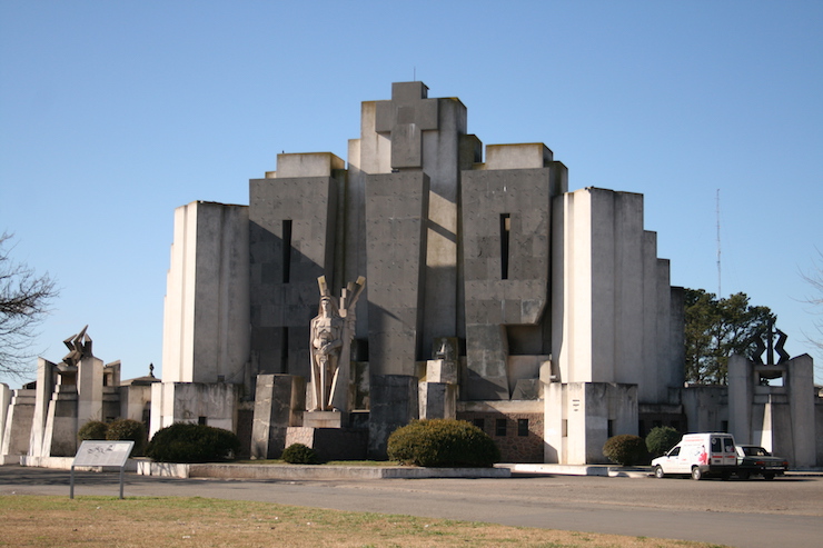 "Descubrí Salamone" obras emblemáticas de un arquitecto que hizo historia en Provincia de Buenos Aires 17 portal del cementerio municipal de azul 01